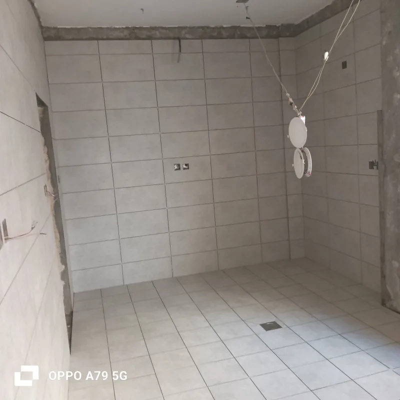 معلم تركيب بلاط وسيراميك بالدمام — الشناوي للبلاط والأرضيات والبوية والرنج والديكور