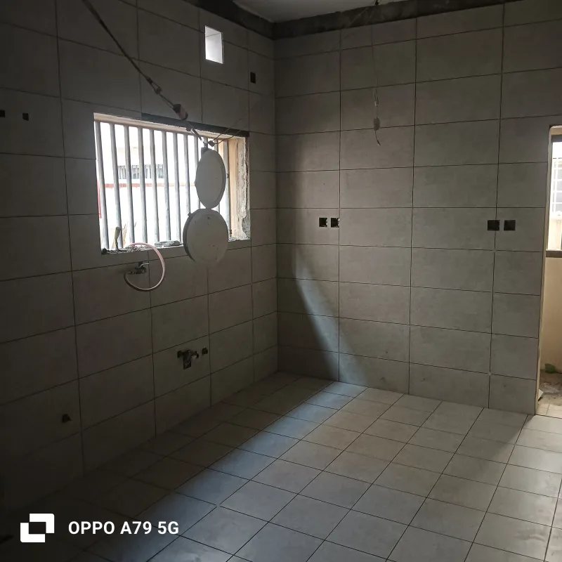معلم تركيب بلاط وسيراميك بالدمام — الشناوي للبلاط والأرضيات والبوية والرنج والديكور