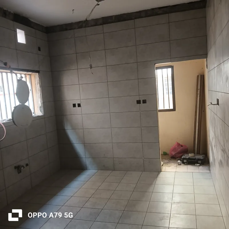 معلم تركيب بلاط وسيراميك بالدمام — الشناوي للبلاط والأرضيات والبوية والرنج والديكور